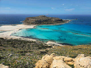 Niesamowita sceneria greckich wysp - zatoka Balos na Krecie, biały piasek i błękitna laguna