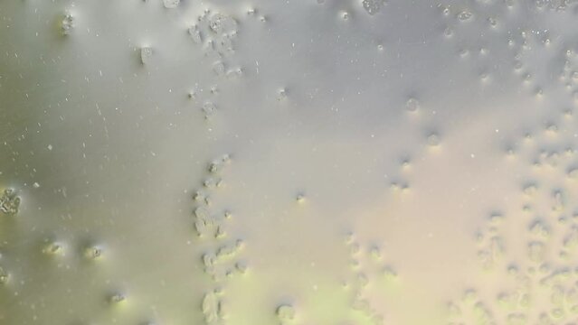 texture creta dall'acqua su un vetro, gocce d'acqua che scendono da una finestra