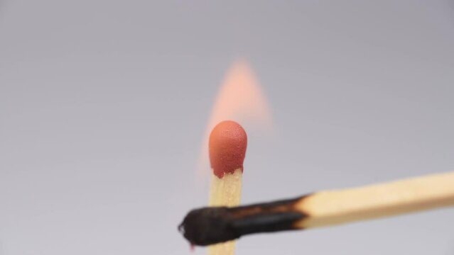 slow motion accensione di un fiammifero