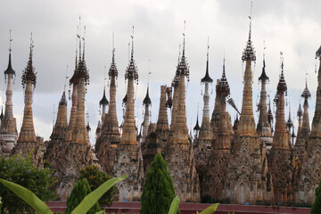 Estupas o pagodas de piedra tallada con la punta llena de ornamentación  con campanas colgando en...