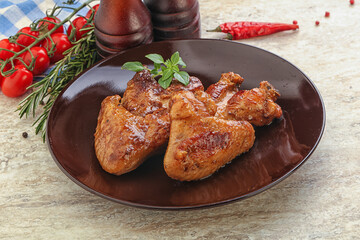 Roasted chicken wings with spicy sauce