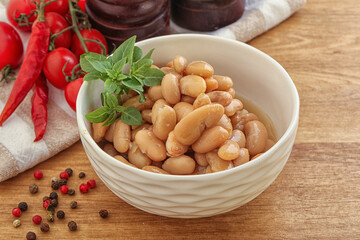 Whinte canned kidney beans in the bowl