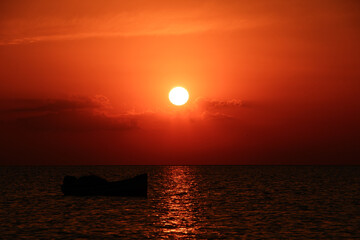 Couché de soleil devant la mer en Tunisie.