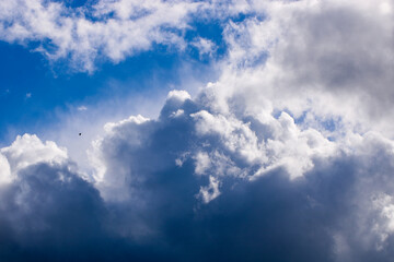 Ciel bleu avec nuages.
