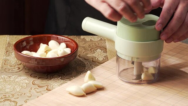 Make garlic paste with an electric grinder
