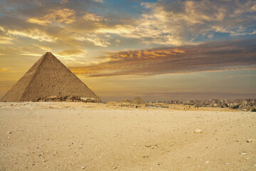 Fototapeta na wymiar Beautiful sunset over the Great Pyramid in Giza, Egypt