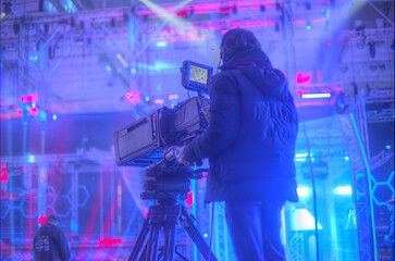 Fototapeta na wymiar cameraman filming a concert for tv