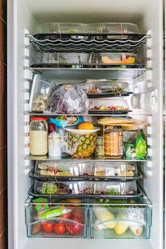 frigo contenant une grande quantit&eacute; de nourriture
