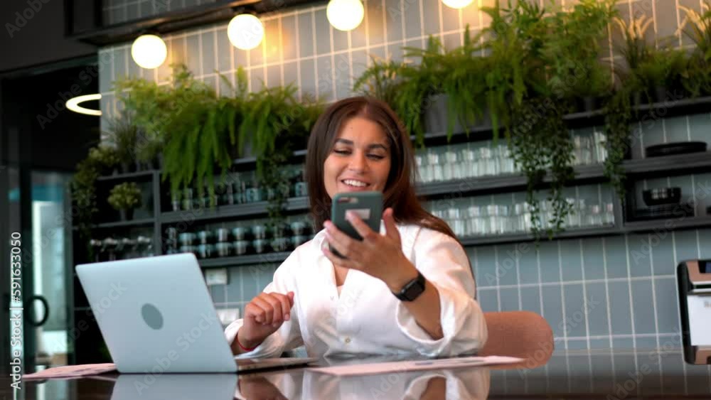 Aufkleber skilled caucasian female freelancer using mobile application for calling while doing distance job on