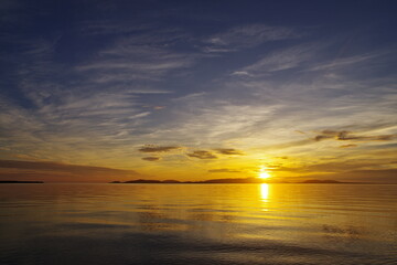 Fototapeta na wymiar 沖縄県小浜島　トゥマールビーチで撮影した美しい朝日