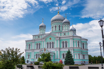 Fototapeta na wymiar Cathedral of the Life-Giving Trinity in Diveevo, Russia.