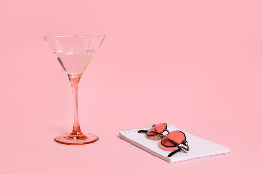 Premium AI Image  a glass of pink martini Beautiful decor in the