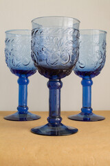 Tres copas de color azul sobre una mesa.