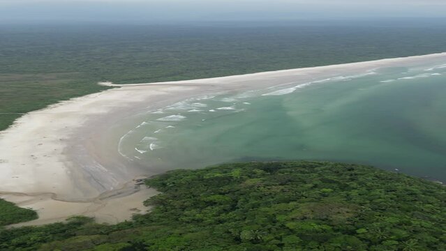 Praia Litoral Mar Oceano Atl&acirc;ntico Pesca Pescador Peixe Prancha Barco Itaguar&eacute; Bertioga S&atilde;o Paulo Paulista Ondas Natureza Mata Restinga Serra do Mar Ver&atilde;o Nublado Veraneio