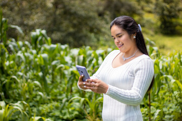  joven alegre  mirando la pantalla del teléfono inteligente, naturaleza,celular,aire libre,