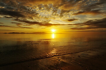 沖縄県小浜島　トゥマールビーチで撮影した美しい朝日と朝焼け