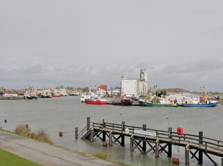 Einfahrt zum Hafen Büsum mit Fischerbooten