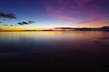 Fototapeta na wymiar 沖縄県小浜島　トゥマールビーチから見た美しい朝焼け
