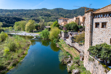 Fototapeta premium Vista de la histórica ciudad catalana (fortaleza) de Besalú (Girona) con sus calles medievales.
