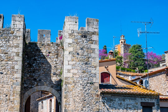Vista de la hist&oacute;rica ciudad catalana (fortaleza) de Besal&uacute; (Girona) con sus calles medievales.