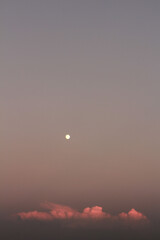 Fotograf&iacute;a de atardecer, tonalidades c&aacute;lidas, nubes y luna