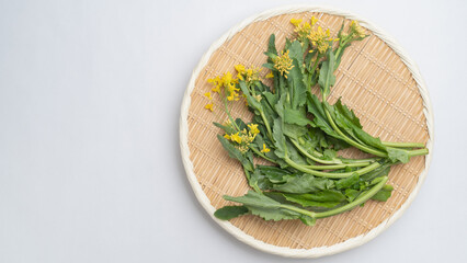 ザルに乗せた菜の花