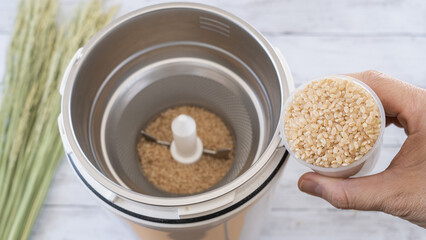 日本の家庭用精米機で玄米を精米するイメージ