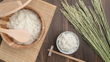 日本の食事｜茶碗に盛られたご飯と木製おひつと稲穂