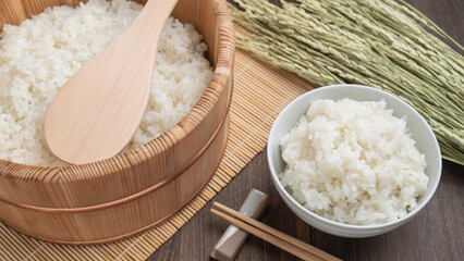 日本の食事｜茶碗に盛られたご飯と木製おひつと稲穂