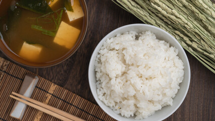 日本の食事｜おいしそうなご飯と味噌汁と収穫した稲穂