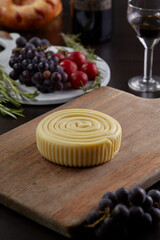 Queso siete cueros con uvas y vino