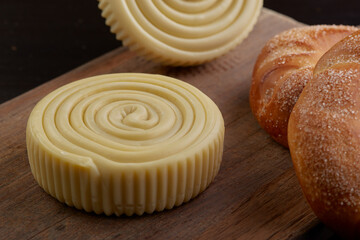 queso siete cueros tradicional y pan 