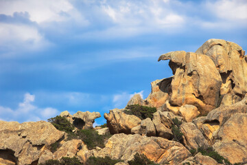 Rocce granitiche erose dal vento sulla scogliera di Punta Galera, La Maddalena, provincia di...