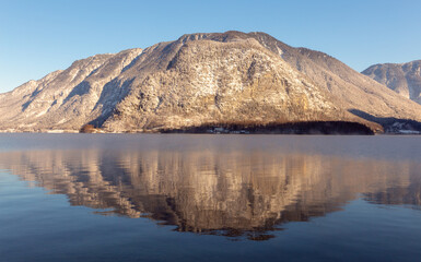 Naklejka premium Hallstatt. Scenic view of the snow-capped mountains on a sunny morning.
