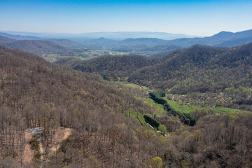 Obraz premium wooded land in mountains aerial