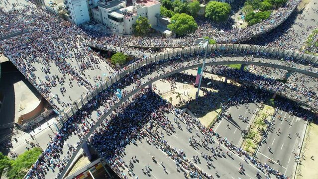 Argentina campeones del mundo mundial 2022 festejos populares en avenida 9 de julio y sobre autopista 25 de mayo d&iacute;a soleado desde dron