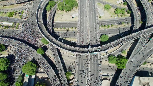 Argentina campeones del mundo mundial 2022 festejos populares en avenida 9 de julio y sobre autopista 25 de mayo d&iacute;a soleado desde dron