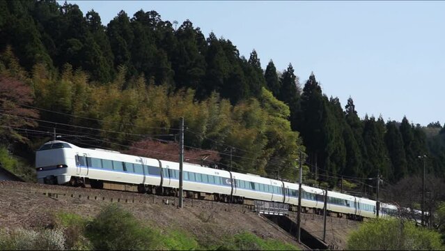 春の北陸本線を走る683系特急サンダーバード （北陸本線 大聖寺 - 牛ノ谷, 2023年4月）