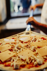 Obraz na płótnie Canvas Pizza casera al estilo italiano. Masa recién amasada, tomates triturados a mano y una mezcla perfecta de queso mozzarella y parmesano hacen de esta pizza una verdadera obra de arte. 