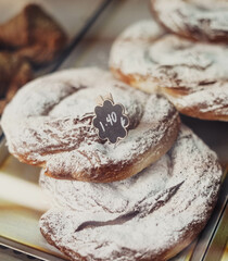 Rosquillas recién horneadas en el escaparate. Enfoque selectivo.
