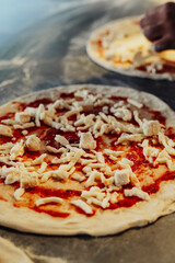 Pizza casera al estilo italiano. Masa recién amasada, tomates triturados a mano y una mezcla perfecta de queso mozzarella y parmesano hacen de esta pizza una verdadera obra de arte.
