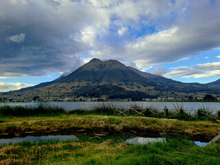 Majestuosidad del volcán Imbabura,  San Pablo del Lago.