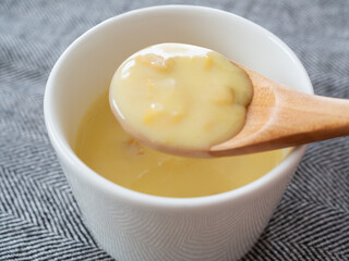 スプーンですくったコーンスープ