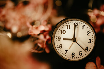 レトロな時計　時間　夜　幻想的　夜の夢　睡眠