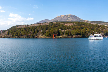 芦ノ湖から眺める駒ヶ岳と箱根神社