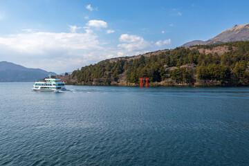 芦ノ湖の遊覧船と箱根神社の赤い鳥居