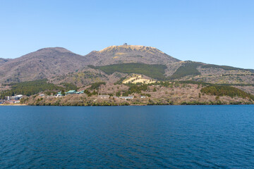Fototapeta na wymiar 芦ノ湖の湖上から眺める箱根・駒ヶ岳