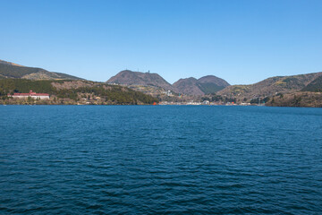 晴れの日の芦ノ湖の穏やかな湖面
