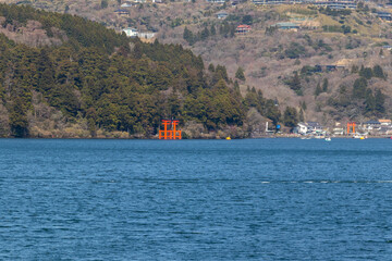 晴れの日の穏やかな芦ノ湖の風景