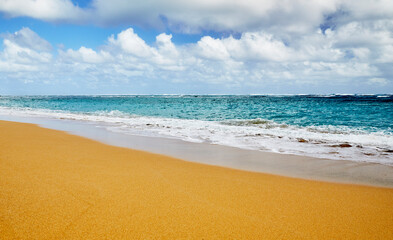 Fototapeta na wymiar Ocean waves breaking onto a sand beach